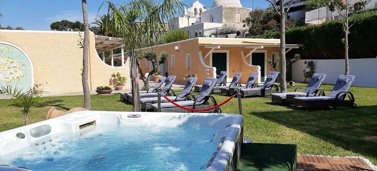 Piscine e idromassaggio immersi nel verde Ischia
