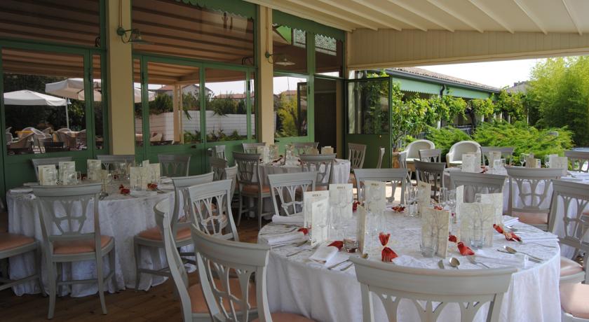La sala esterna fronte piscina in villa