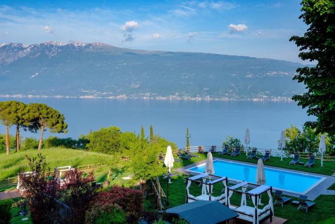 Panoramica piscina esterna con lago di Garda 