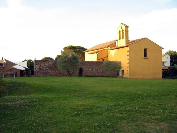 Ampi spazi all'aperto dell'agriturismo, ideale per feste