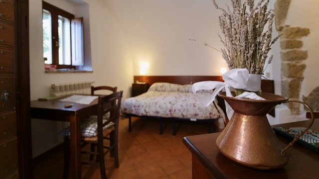 camera da letto-soggiorno, cucina. Vacanze a Fontecchio