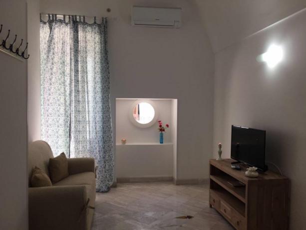 Salone in appartamento-vacanza per gruppi 6posti letto Polignano-a-Mare