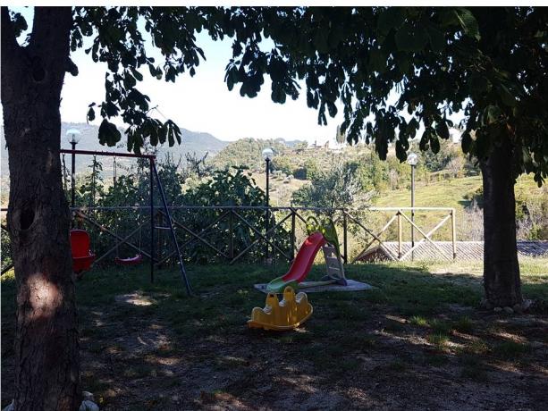 Giochi per bambini nel giardino del casale 