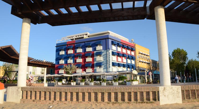 Hotel visto dalla Spiaggia di sabbia del Lido