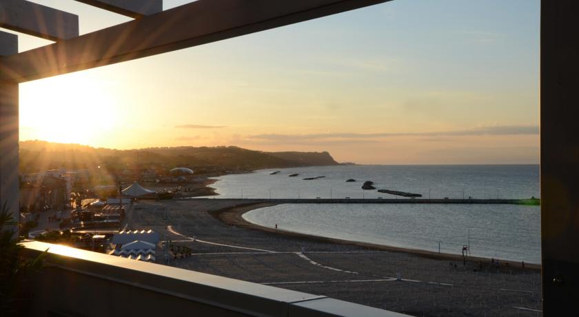 Hotel Astoria visto dalla Spiaggia di Fano