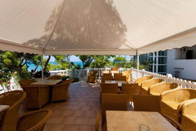 Gazebo con Tavoli e Sedie
