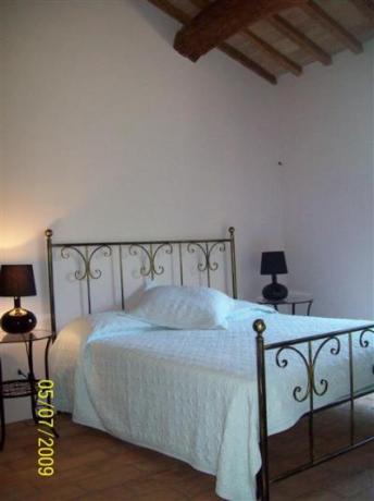 Stanza da letto con travi in legno