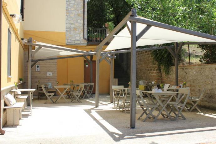 Cortile con Tavoli ed Ombreggianti appartamenti Umbria 