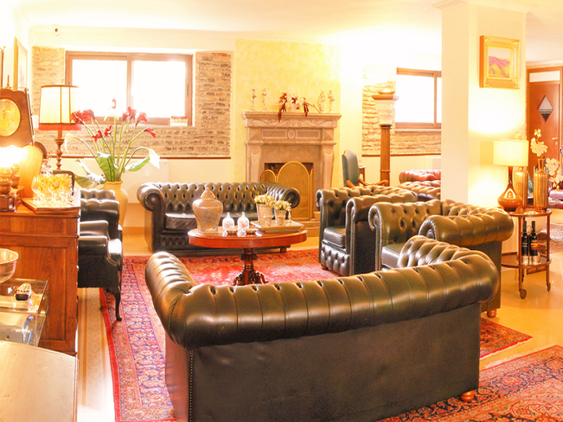 Sala d'aspetto con divani e camino