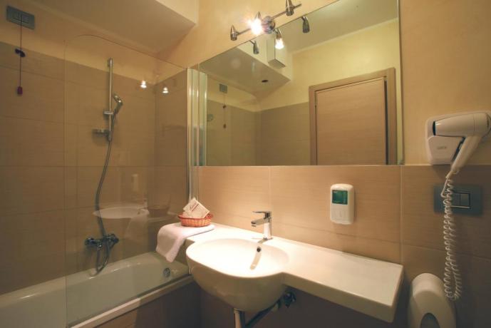 Bagno privato in camera albergo a Diamante 