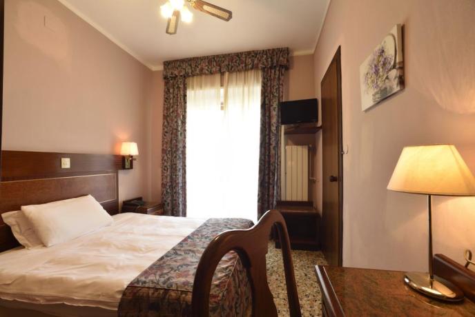 Hotel 3 stelle-Camera-matrimoniale-Classica-San-Bartolomeo-a-mare-Liguria