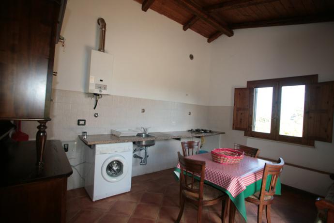 Appartamento giardino con soggiorno, tavolo, sedie Zambrone