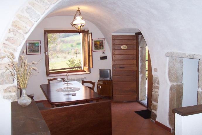 Appartamento con soggiorno e finestra panoramica a Fontecchio
