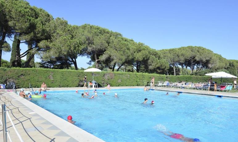 Resort con piscina attrezzata lettini, ombrelloni Baia Domizia