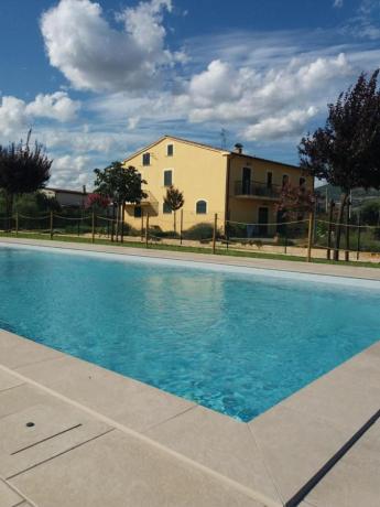 Agriturismo con piscina vicino Assisi 