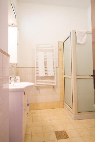 Bagno comune con doccia in casa vacanza Trecastagni