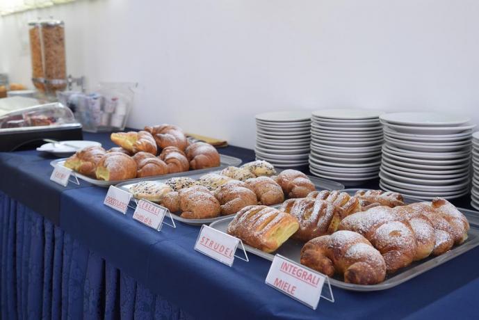 Colazione con croissant artigianali a buffet
