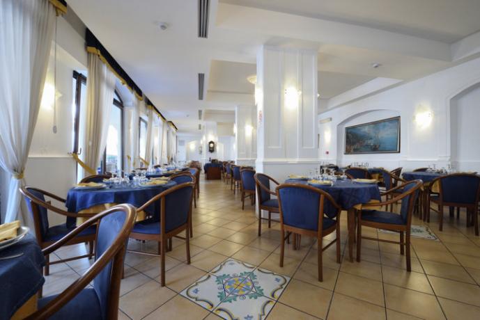 Sala Ristorante hotel per gruppi e famiglia 