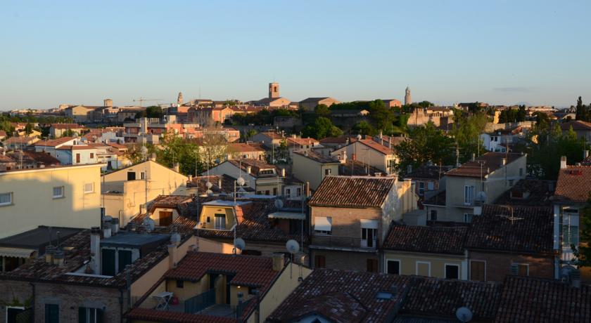 Centro storico di Fano dalle Camere retro 