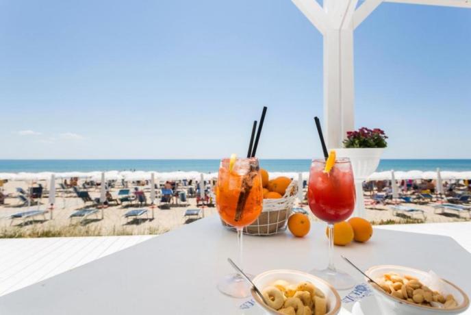 Aperitivo in spiaggia fronte mare