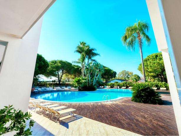 Villaggio con Piscina circondata da Palme