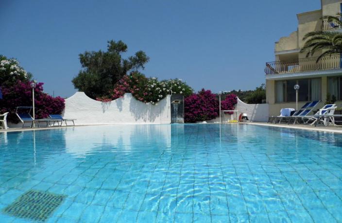Piscina esterna con sdraio e lettini hotel ischia