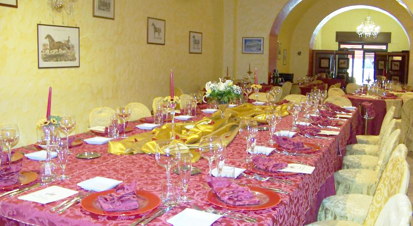 Bellissima sala da pranzo curata nei dettagli 