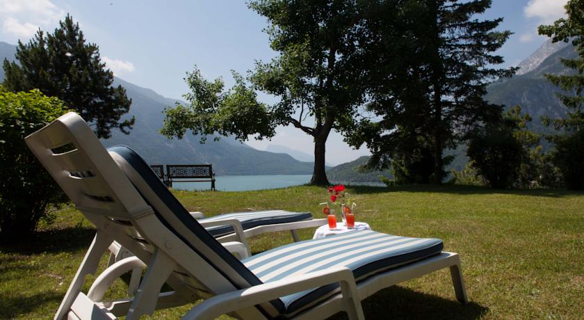 Postazione Relax in riva a Lago di Molveno 