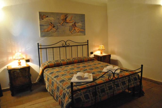 Letto matrimoniale appartamento 2persone con asciugamani Roccastrada