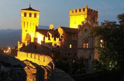 Visita Castelli e la cittá delle Torri Rossi