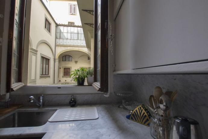 Cucina con finestra sul portico Firenze centro 