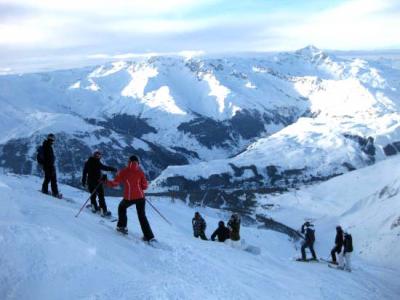 Ski, snowboard, motoslitta e panorama fantastico