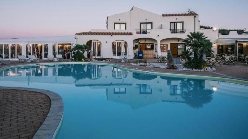 Resort 4 stelle con piscina fronte mare
