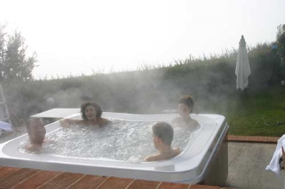 Vasca idromassaggio in agriturismo benessere