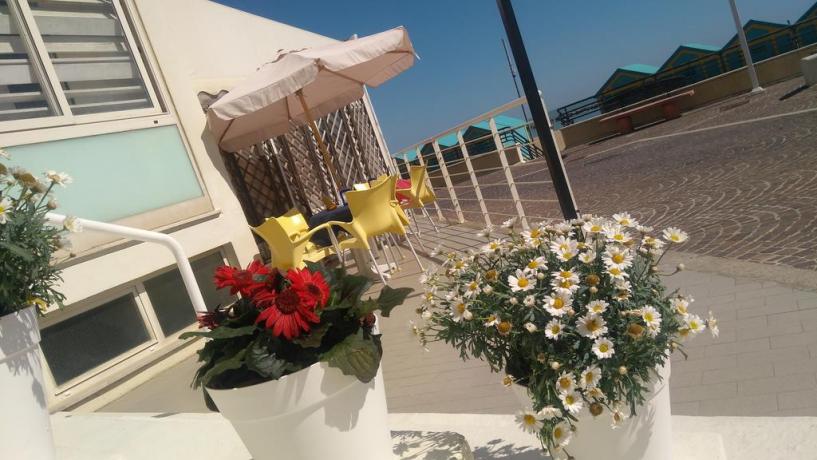 Area relax con vista mare albergo a Pesaro