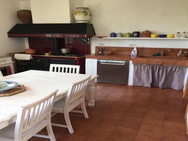 Cucina attrezzata con forno e lavastoviglie 