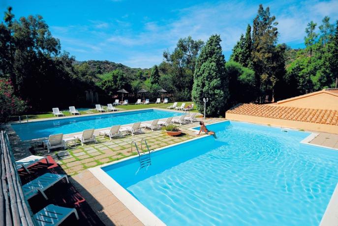 piscine villaggio 4 stelle santa-margherita-di-pula-sardegna 