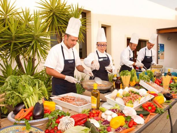 Specialità di pesce con Ristorante a Buffet 