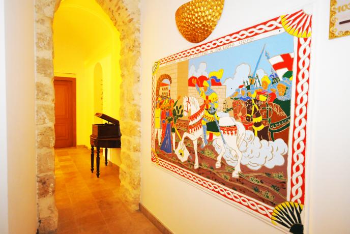 Albergo in Sicilia, corridoi con mosaici su Palermo 