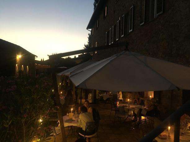 Cortile con Tavoli per la cena 