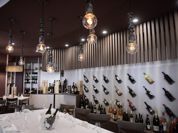 Sala ristorante con selezione vini hotel 4stelle Battipaglia-Salerno