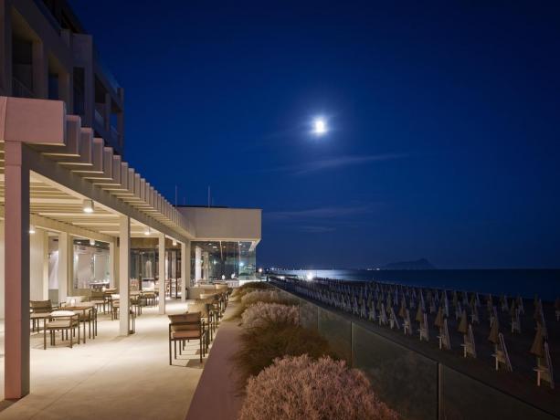 Ristorante con terrazza davanti al mare latina 