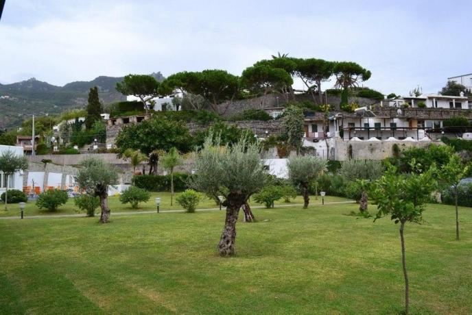 Hotel con Ampio Giardino con Piscina esterna 