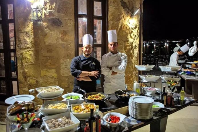Pranzo e cena a Buffet assistito bevande incluse