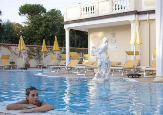 Hotel con piscina attrezzata e ben curata 