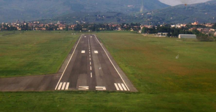 Pista asfaltata 1400 mt aeroporto Foligno