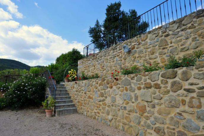 Scalinata esterna fiorita