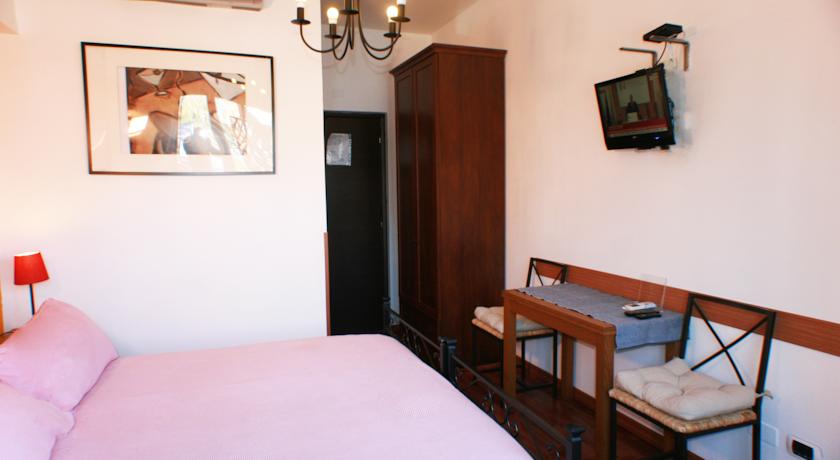 Camera Matrimoniale con TV B&B a Roma
