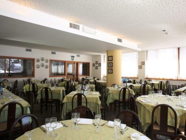 Spazioso ristorante con prelibatezze regionali