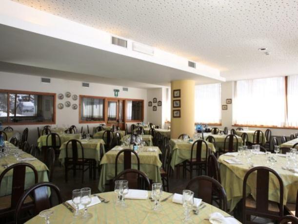 Spazioso ristorante con prelibatezze regionali 